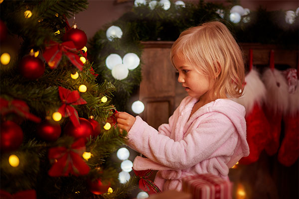 От праздничного стола до украшений и подарков: главное о безопасности детей в Новый год
