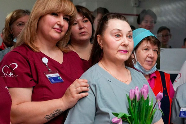 В московских больницах и поликлиниках поздравили сотрудниц и пациенток с 8 Марта